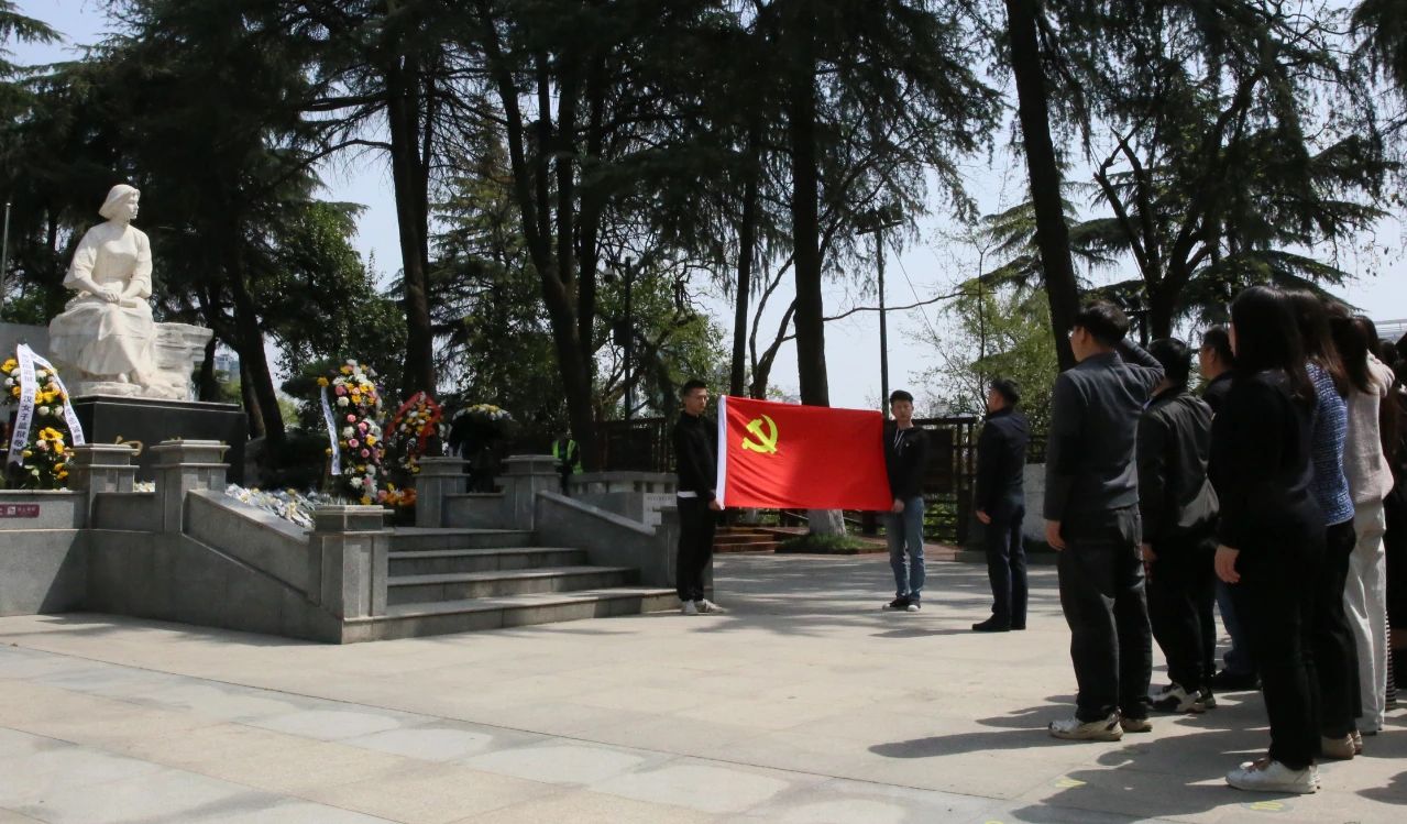缅怀革命先烈 赓续红色精神丨豪门国际集团党委组织开展清明祭扫主题活动